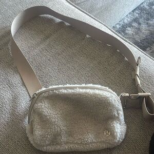 Lululemon everywhere belt bag